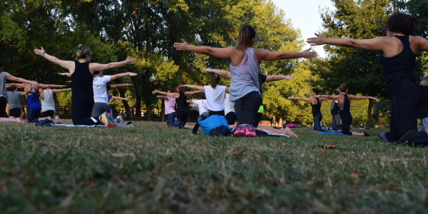 7 Powerful Benefits of Outdoor Yoga (5)